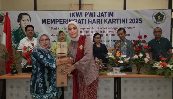 Peringatan Hari Kartini 2025, IKWI Jatim Gelar Lomba Merangkai Bunga Kebun, Pembacaan Surat Kartini dan Puisi