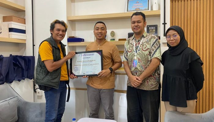 Owner Reven Leather Galih Tri Pamungkas Terima  SMSI Malang Raya Award 2025, Dorong Semangat Wirausaha Muda Desa