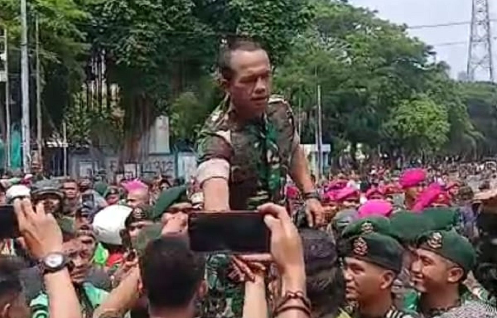 Asintel Kaskostrad Mendapat Ucapan “Terima Kasih Bapak TNI”, Saat Temui Pengunjuk Rasa di Depan Mako Brimob Kwitang