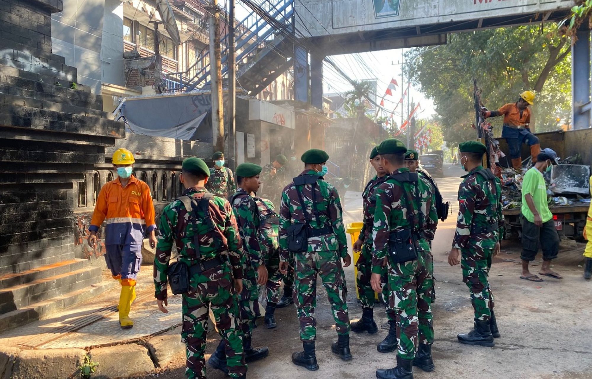 Prajurit TNI (Divif 2 Kostrad) dan Warga Bersatu Bersihkan Kota Pasca Unjuk Rasa