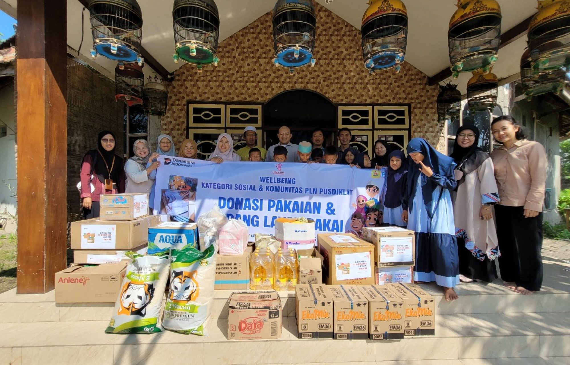 PLN UPDL Pandaan Gelar Kegiatan Sosial “Buka Lemari, Buka Hati, Saatnya Berbagi” di Pondok Metal Muslim Al Hidayah