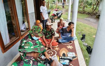 Prajurit TNI Edukasi Dampak Erupsi Semeru
