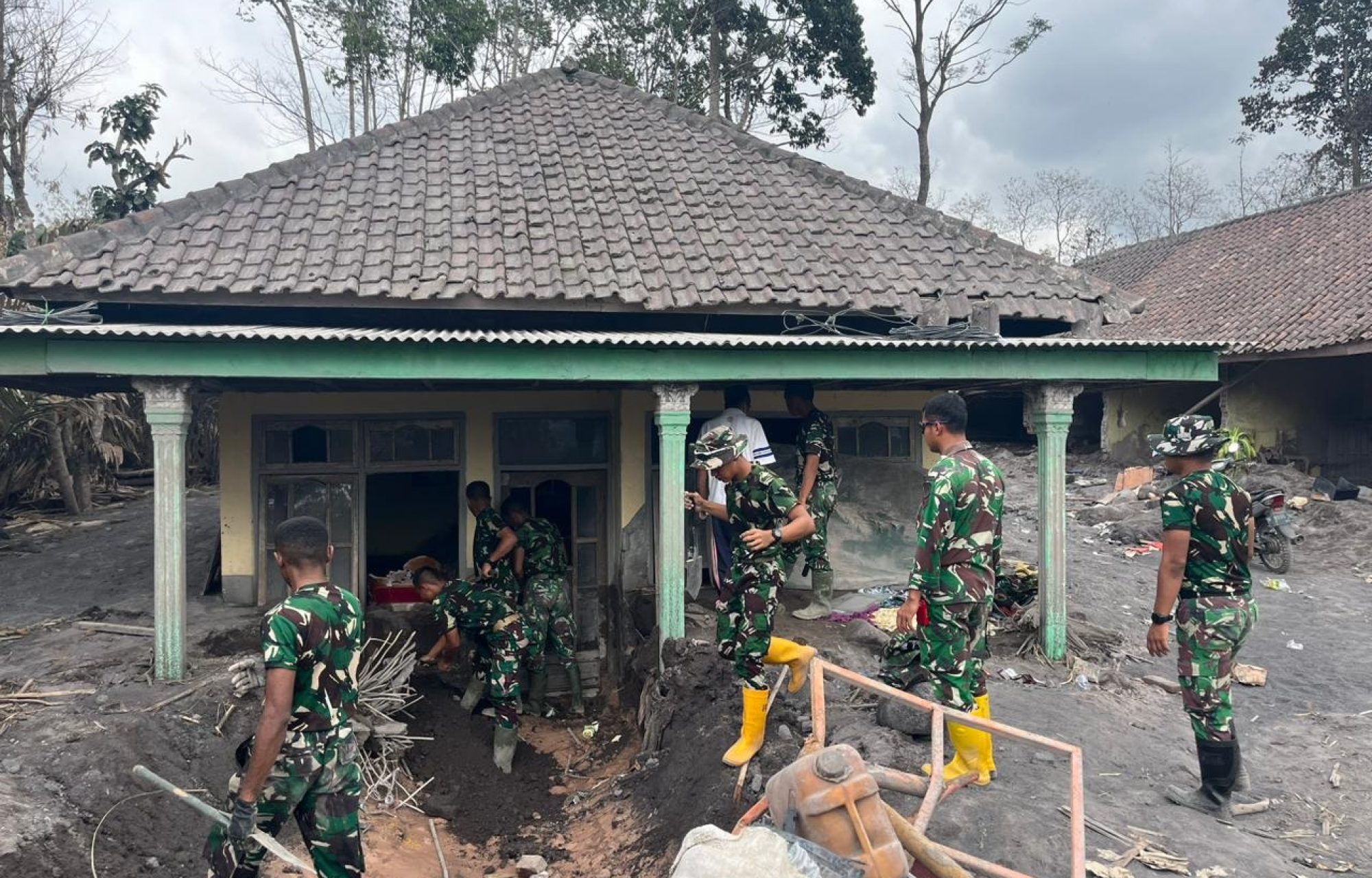 Semeru Meluluh Lantakan Harta Benda Warga Sekitar, TNI Bantu Mencari Harta Benda Milik Warga