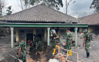 Semeru Meluluh Lantakan Harta Benda Warga Sekitar, TNI Bantu Mencari Harta Benda Milik Warga